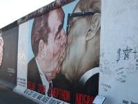 Le c&eacute;l&egrave;bre bisou entre Brezhnev et Honecker peint par Wrubel